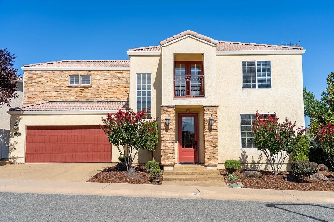 5592 Diamond Ridge Dr in Redding, CA - Building Photo