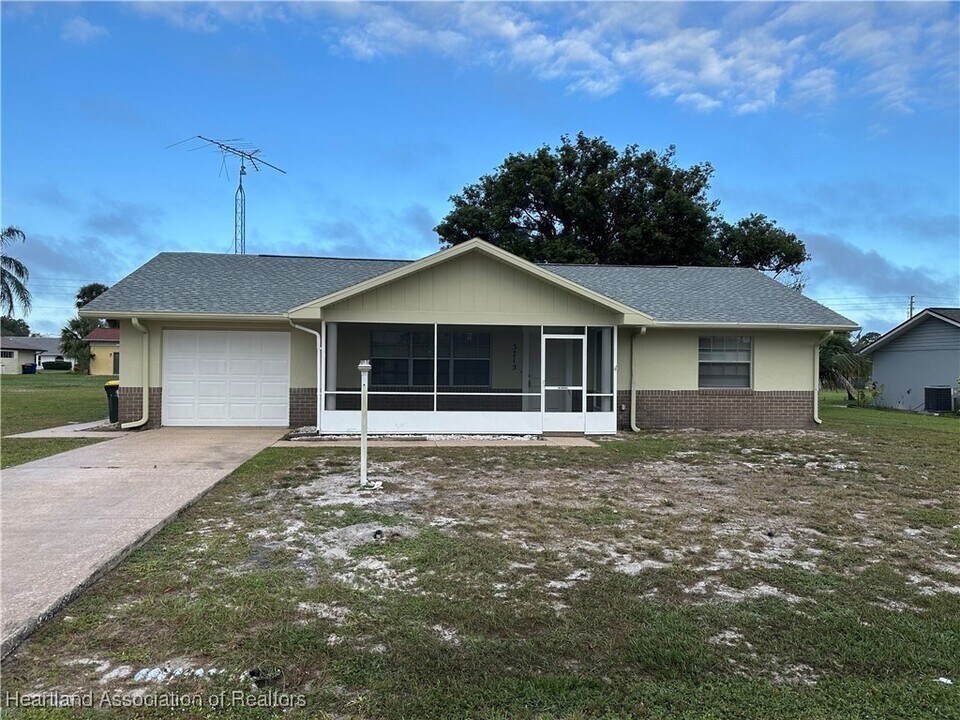 3715 Castile Ave in Sebring, FL - Building Photo