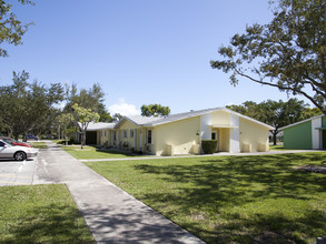 Pine Woods Villa Apartments in Cutler Bay, FL - Foto de edificio - Building Photo