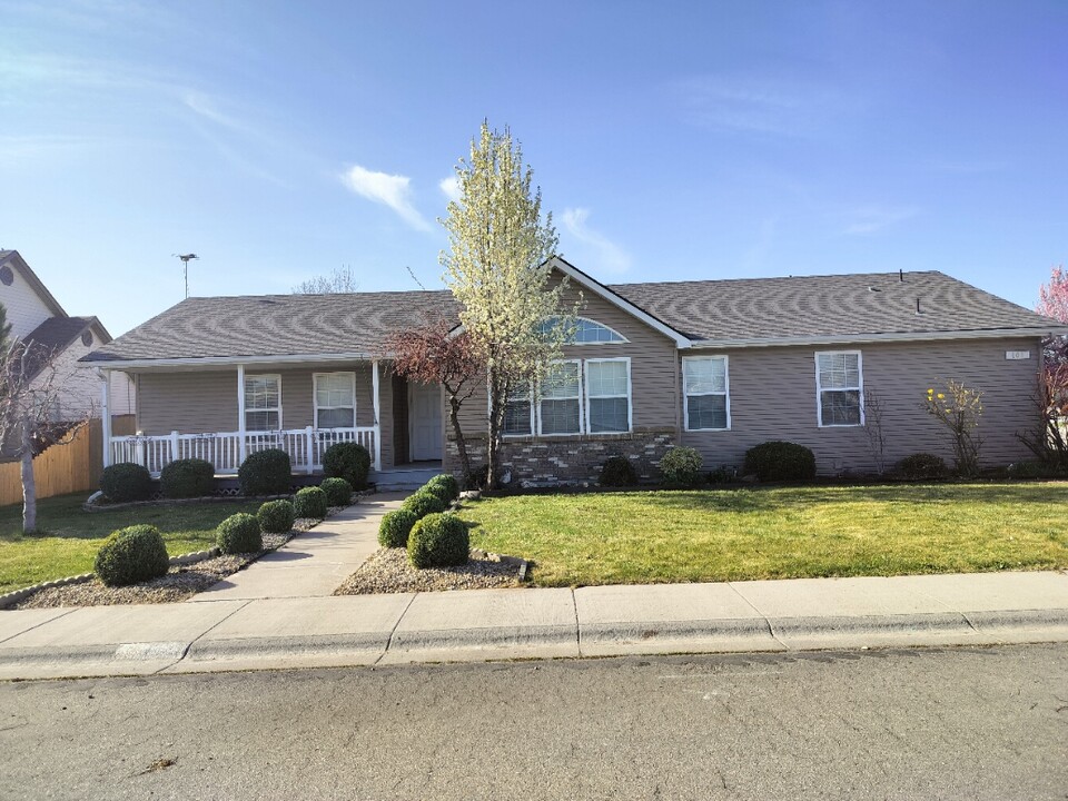 109 NE Lightning St in Mountain Home, ID - Building Photo