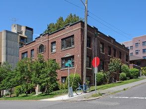 Ireland Apartments in Seattle, WA - Building Photo - Building Photo