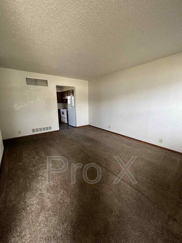 427 W Elk St in Carthage, MO - Building Photo - Building Photo