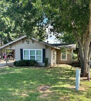 409 W Alameda St in Iowa Park, TX - Building Photo