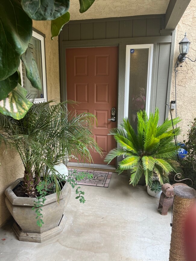 322 Oakwood St in Ventura, CA - Building Photo - Building Photo