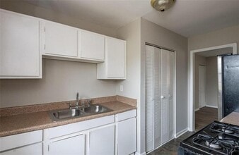 4046 Doster St SW in Atlanta, GA - Building Photo - Building Photo