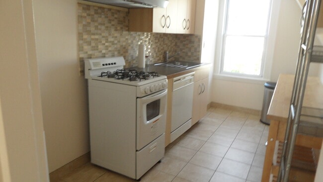 67110 Clyde St, Unit Top Floor w balcony in Forest Hills, NY - Building Photo - Building Photo