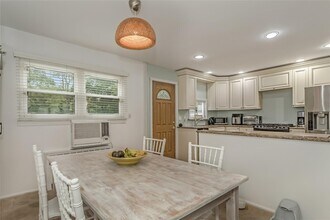 15 Poplar St in North Massapequa, NY - Building Photo - Building Photo