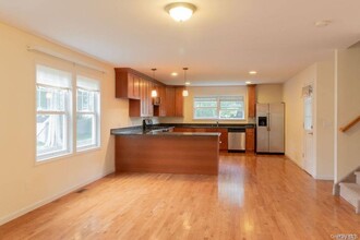 268 Oakwood Rd in Huntington Station, NY - Foto de edificio - Building Photo