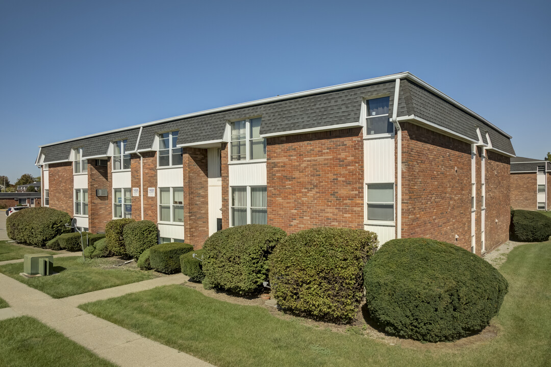 LA COLONNADE APARTMENTS in Southgate, MI - Foto de edificio