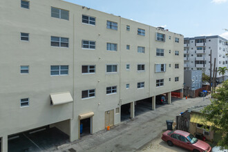 Winter Haven Towers in Hollywood, FL - Building Photo - Building Photo