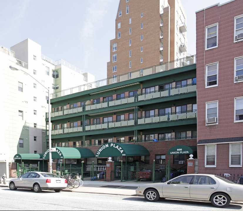 600-604 Union Ave in Brooklyn, NY - Foto de edificio