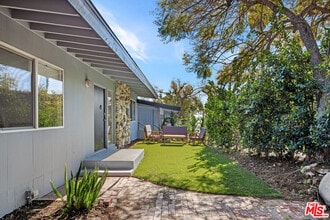 9432 Sierra Mar Pl in Los Angeles, CA - Building Photo - Building Photo