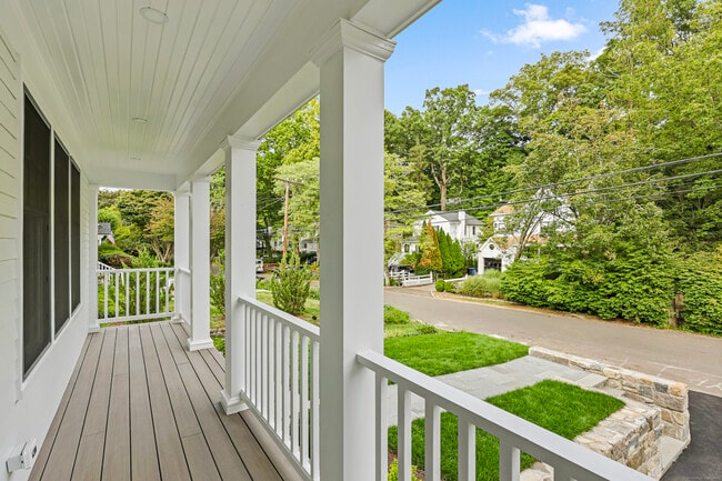 20 Center Dr in Greenwich, CT - Building Photo - Building Photo
