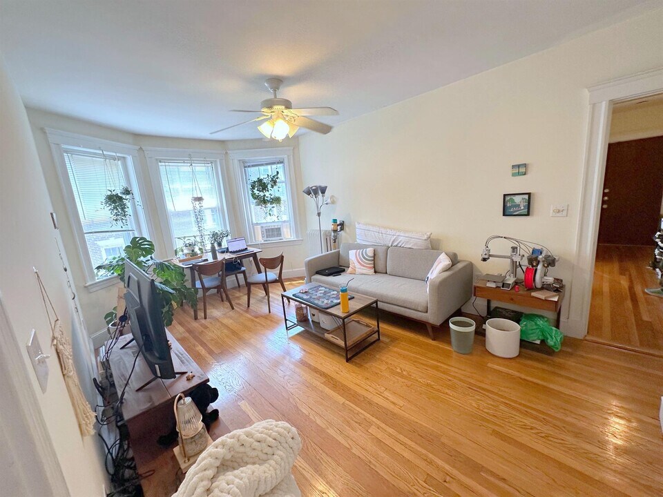 11 Ellery St, Unit 3 in Cambridge, MA - Foto de edificio