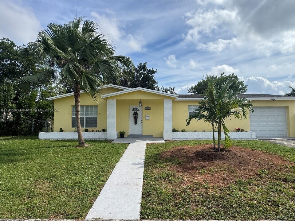 1830 NW 61st Ave in Sunrise, FL - Building Photo