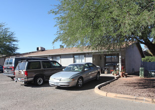 230 W Roger Rd in Tucson, AZ - Building Photo - Building Photo