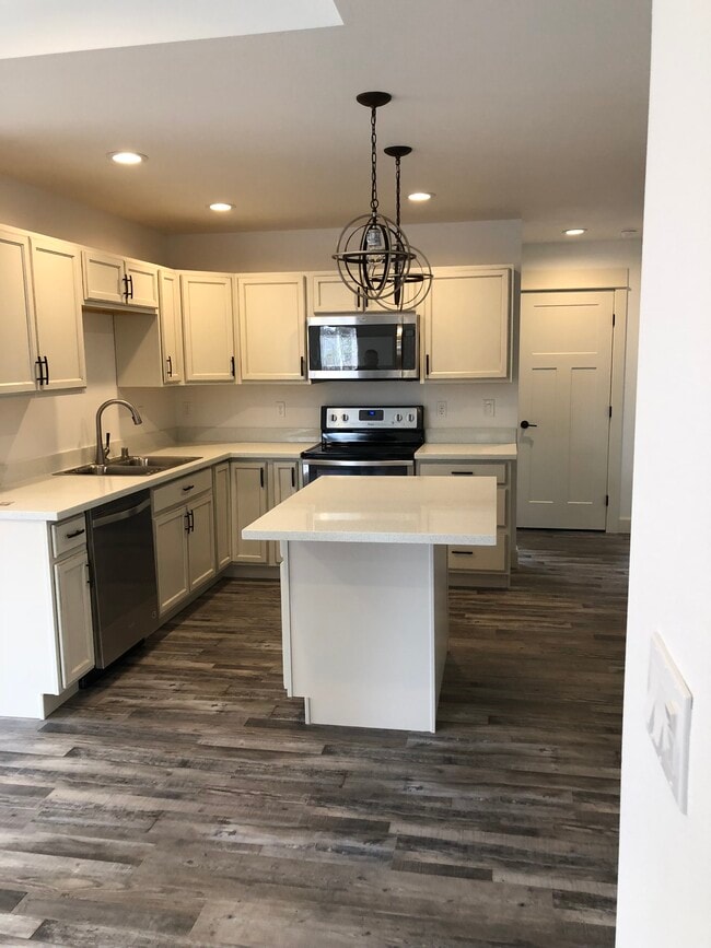 property at 5196 S Norwich Ln