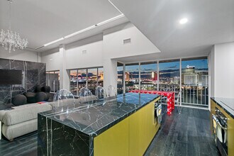 3111 Bel Air Dr, Unit 1 in Las Vegas, NV - Building Photo - Building Photo