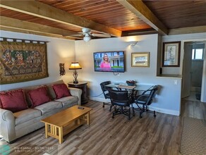 321 SE 15th Ave in Deerfield Beach, FL - Building Photo - Building Photo