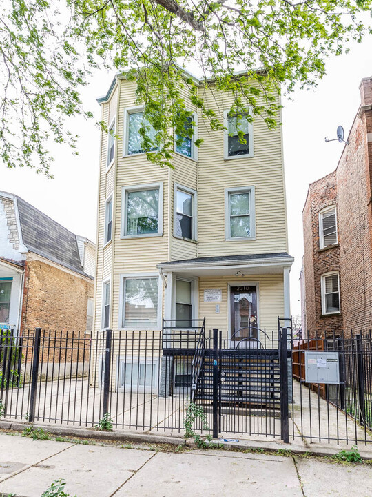 2310 N Kenneth Ave-Unit -2 in Chicago, IL - Foto de edificio