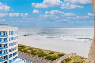 360 Shore Rd in Long Beach, NY - Foto de edificio - Building Photo