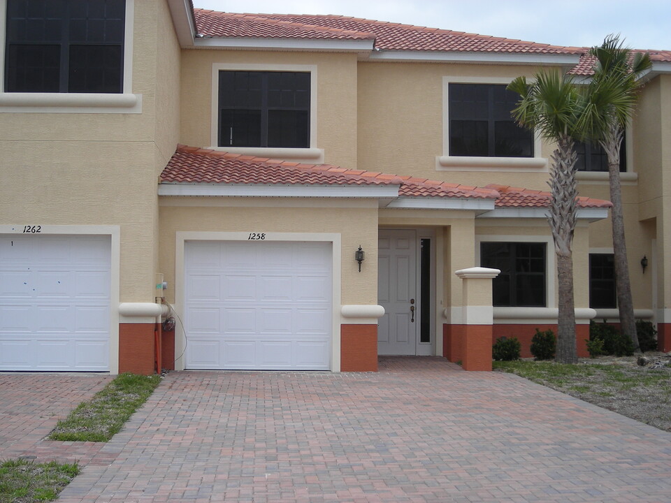 1258 Clove Dr in Kissimmee, FL - Foto de edificio