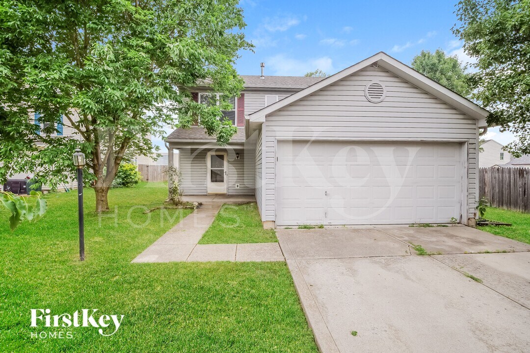 220 Woodstream Ct in Greenfield, IN - Foto de edificio