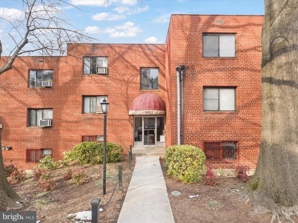 1581 N Colonial Terrace in Arlington, VA - Building Photo