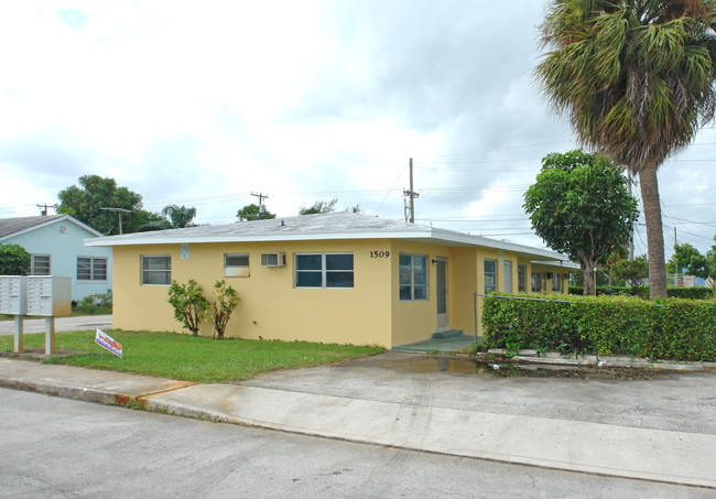 Bears Apartments in Lake Worth, FL - Foto de edificio - Building Photo