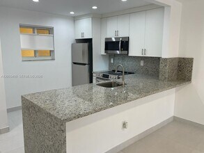 7732 Camino Real in Miami, FL - Foto de edificio - Building Photo