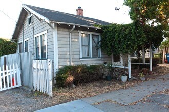433-437 Douglas St in Petaluma, CA - Foto de edificio - Building Photo