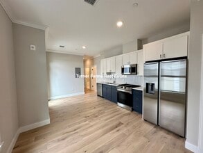 157 Everett St, Unit 303 in Boston, MA - Foto de edificio - Building Photo