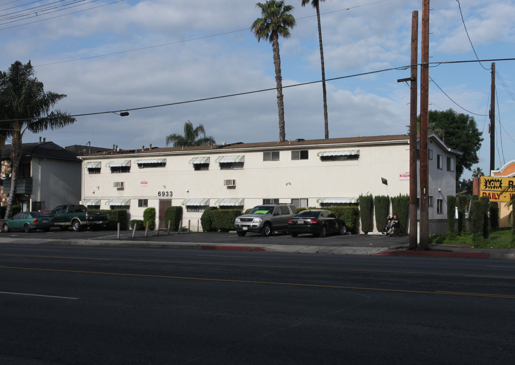 6933 Sepulveda Blvd in Van Nuys, CA - Building Photo