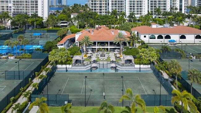 2000 E Island Blvd in Aventura, FL - Building Photo - Building Photo