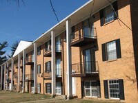 Building Photo - Eric Court Apartamentos in Louisville, Kentucky