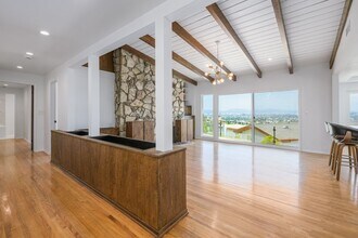 4413 Don Felipe Dr in Los Angeles, CA - Foto de edificio - Building Photo