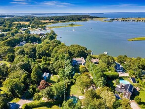 203 Noyack Rd in Southampton, NY - Building Photo - Building Photo