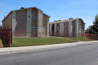 1320 Flower St in Bakersfield, CA - Foto de edificio - Building Photo