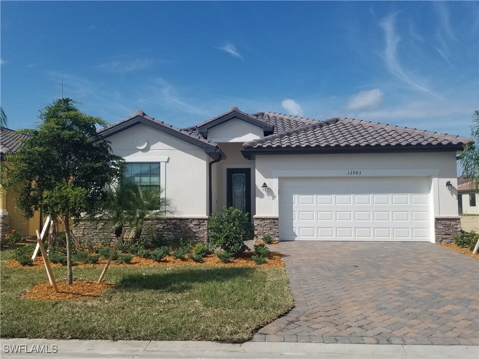 12983 Broomfield Ln in Ft. Myers, FL - Building Photo