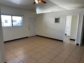 Comal Apartments in New Braunfels, TX - Foto de edificio - Building Photo