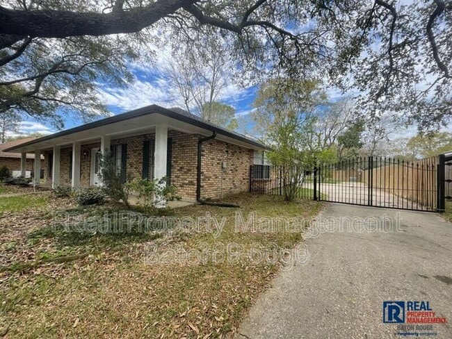 5536 Parkforest Dr in Baton Rouge, LA - Foto de edificio - Building Photo