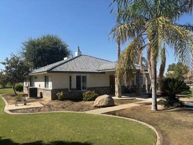 1555 Kuhio St in Bakersfield, CA - Building Photo - Building Photo