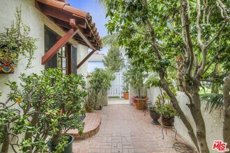 10516 Ayres Ave in Los Angeles, CA - Building Photo - Building Photo