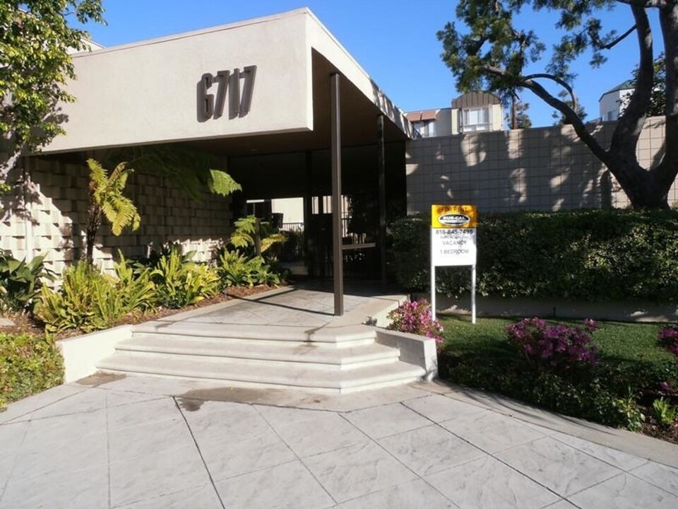 6717 Wilkinson in North Hollywood, CA - Foto de edificio