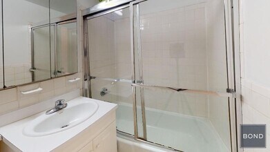 1661 York Ave in New York, NY - Building Photo - Building Photo