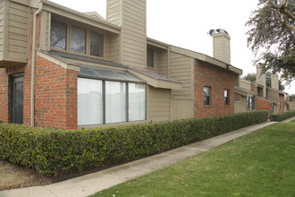 Trinity Forest Complex in Dallas, TX - Foto de edificio - Building Photo