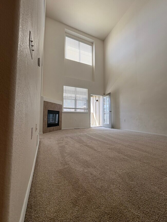 8490 Canyon Rim Trl in Englewood, CO - Foto de edificio - Building Photo