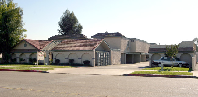 Los Arcos Apartments in Anaheim, CA - Building Photo - Building Photo