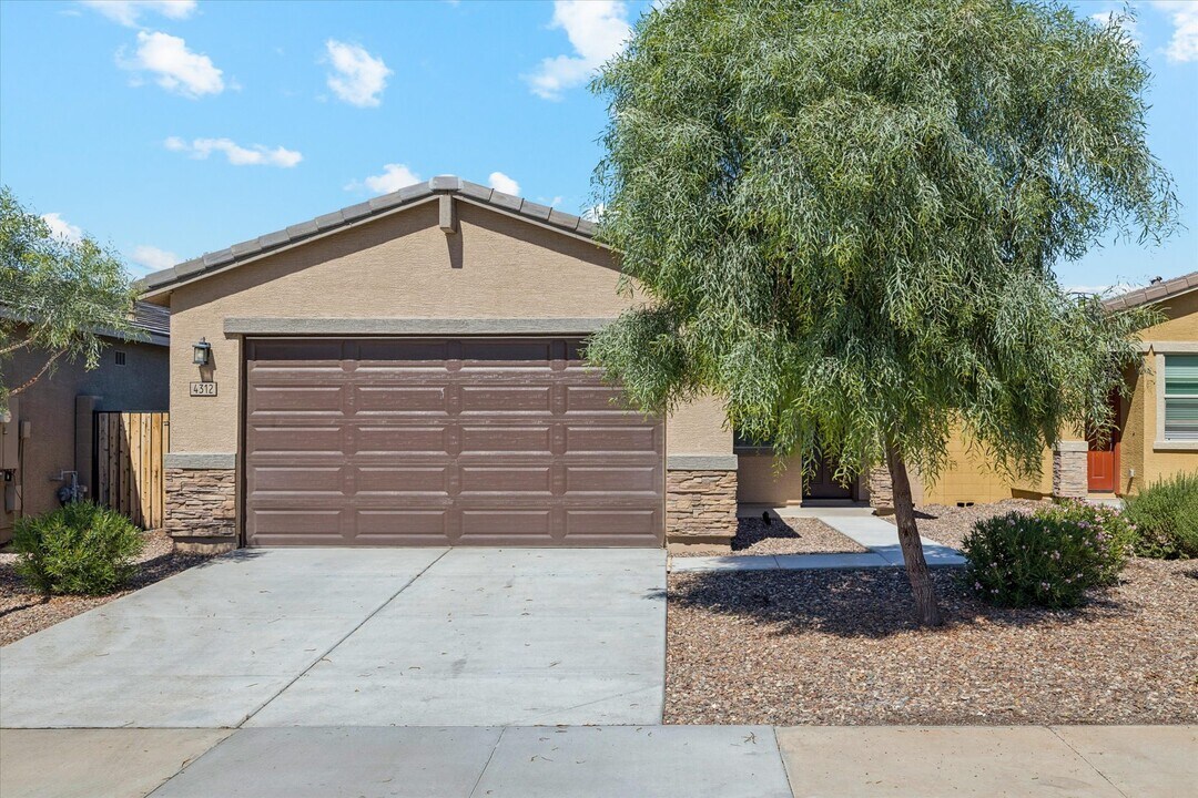 4312 W Allen St in Laveen, AZ - Foto de edificio