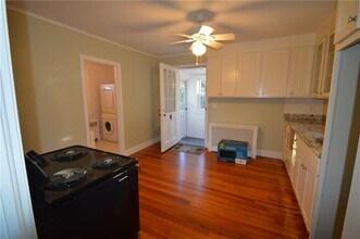 412 Mitchell's Ln in Middletown, RI - Building Photo - Building Photo